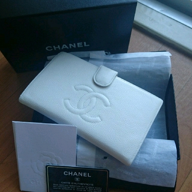 CHANEL(シャネル)のMe様専用です。CHANELがま口長財布ホワイト😍🌠 レディースのファッション小物(財布)の商品写真