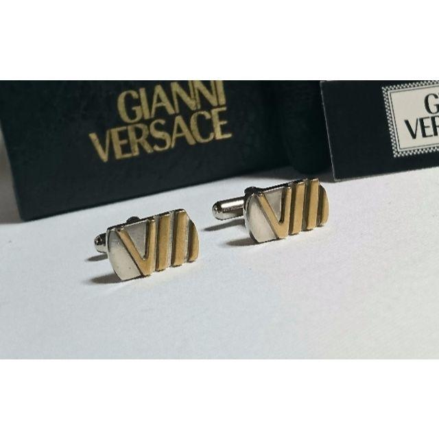 Gianni Versace(ジャンニヴェルサーチ)の正規美 希少 ヴェルサーチ 立体Vロゴスクエアカフス 金×銀 ヴィンテージボタン メンズのファッション小物(カフリンクス)の商品写真