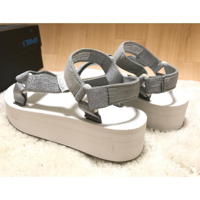 Teva(テバ)の【美品】 teva 厚底サンダル サイズ7 ホワイト×シルバー レディースの靴/シューズ(サンダル)の商品写真