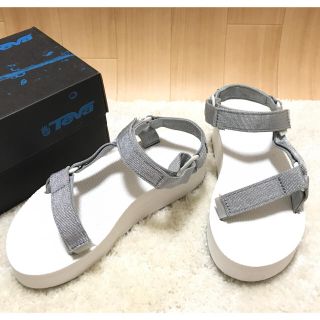 テバ(Teva)の【美品】 teva 厚底サンダル サイズ7 ホワイト×シルバー(サンダル)