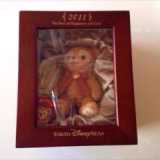 ディズニー(Disney)のダッフィー！2011年ニューイヤー！ダッフィー新品、箱付き！(ぬいぐるみ)