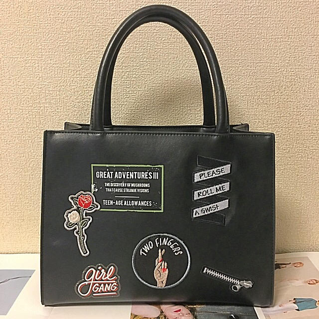 moussy(マウジー)の本日限定千円引き！！美品♡MOUSSY WAPPEN BAG♡刺繍ワッペンバッグ レディースのバッグ(ハンドバッグ)の商品写真