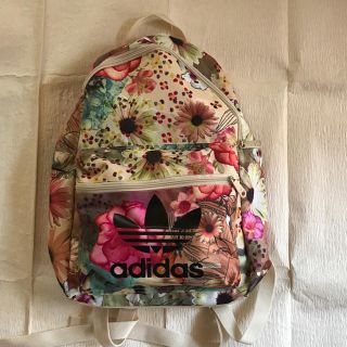 アディダス(adidas)の   【未使用】アディダス 花柄リュック 白地にブラジリアンな花柄(リュック/バックパック)