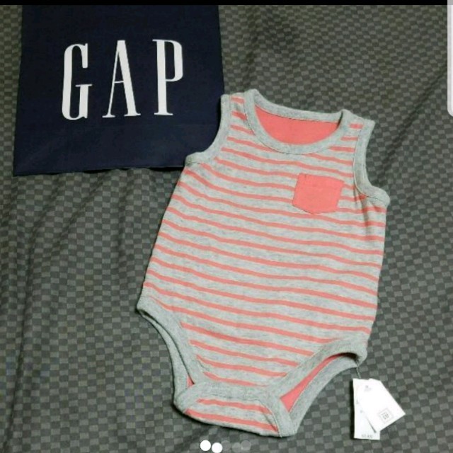 babyGAP(ベビーギャップ)の70 リバーシブルロンパース キッズ/ベビー/マタニティのベビー服(~85cm)(ロンパース)の商品写真