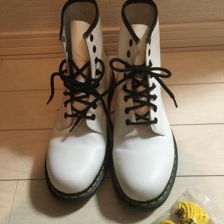 ドクターマーチン(Dr.Martens)の数回使用のみ ドクターマーチン8ホールブーツ白uk7替紐付き(ブーツ)