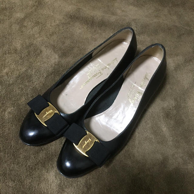 Salvatore Ferragamo(サルヴァトーレフェラガモ)のフェラガモ 5ハーフ C ローヒール パンプス ヴァラ レディースの靴/シューズ(ハイヒール/パンプス)の商品写真