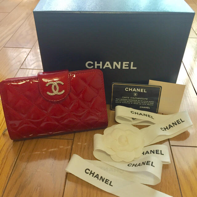 人気カラーの CHANEL 二つ折り財布 エナメルの赤 超美品♡シャネル