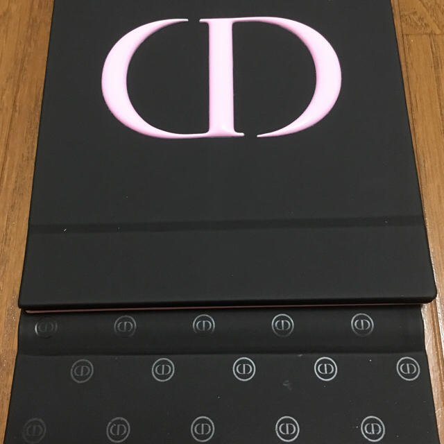 Christian Dior(クリスチャンディオール)の新品☆Dior折りたたみミラー インテリア/住まい/日用品のインテリア小物(卓上ミラー)の商品写真