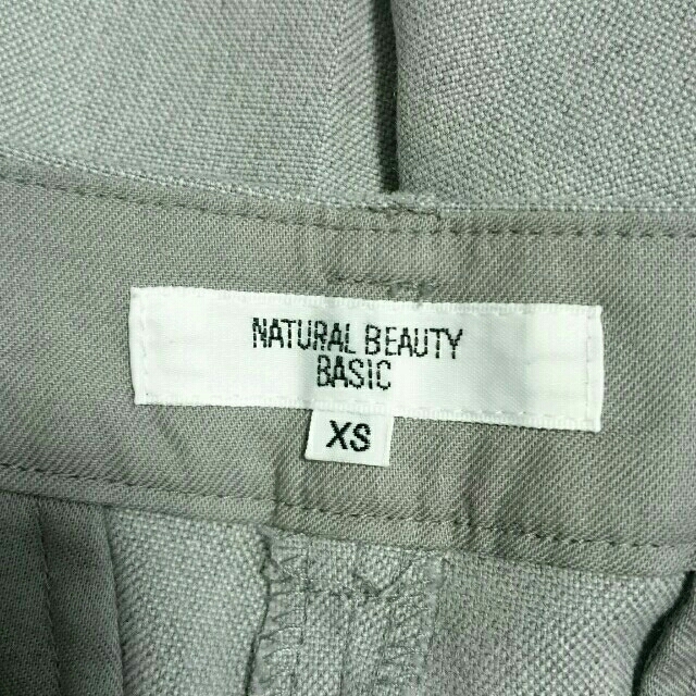 NATURAL BEAUTY BASIC(ナチュラルビューティーベーシック)のNBBセンタープレスパンツ☆グレー☆XSサイズ レディースのパンツ(クロップドパンツ)の商品写真