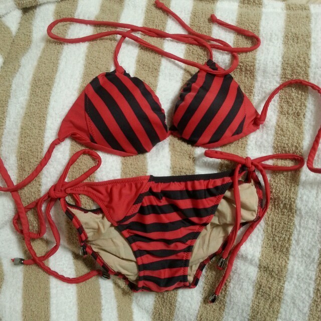 GILFY(ギルフィー)の赤×黒ビキニ レディースの水着/浴衣(水着)の商品写真