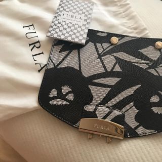 フルラ(Furla)の[FURLA*新品]モノトーン花柄メトロポリスフラップ(ショルダーバッグ)