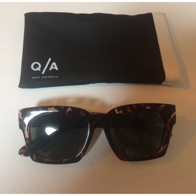 Quay Eyeware Australia(クエイアイウェアオーストラリア)のQUAY AUSTRALIA SUNGLASSES 傷あり レディースのファッション小物(サングラス/メガネ)の商品写真