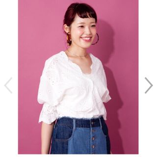 ダブルクローゼット(w closet)の新品未使用 カットワーク刺繍ブラウス(シャツ/ブラウス(半袖/袖なし))