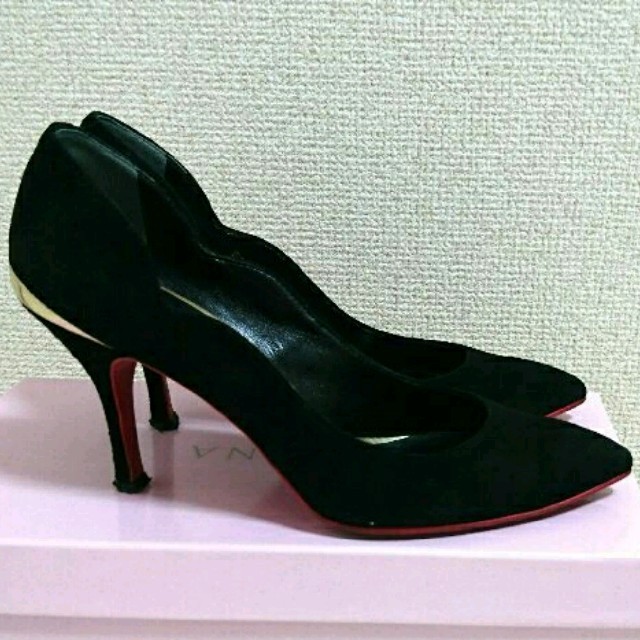 DIANA(ダイアナ)の【送料込】美品♡DIANA スエード パンプス 黒 22,5 飾りつき レディースの靴/シューズ(ハイヒール/パンプス)の商品写真