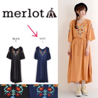 メルロー(merlot)のメルロー 花刺繍 ウエストマークワンピース ネイビー(ロングワンピース/マキシワンピース)