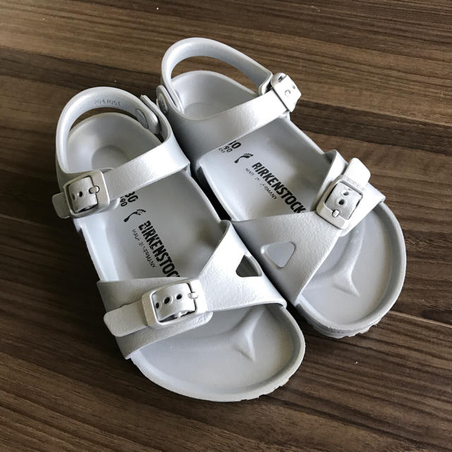 BIRKENSTOCK(ビルケンシュトック)のビルケンシュトック キッズ  EVAサンダル シルバー 30 キッズ/ベビー/マタニティのキッズ靴/シューズ(15cm~)(サンダル)の商品写真