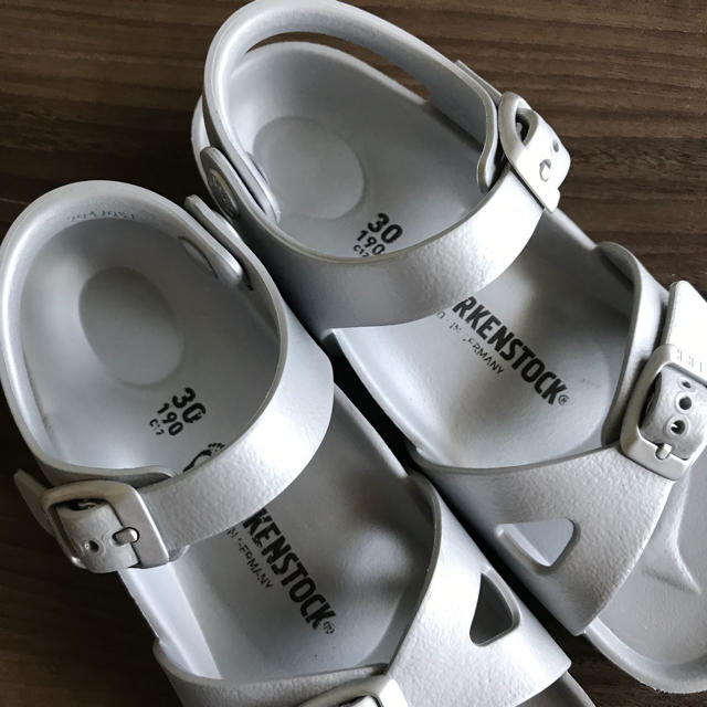 BIRKENSTOCK(ビルケンシュトック)のビルケンシュトック キッズ  EVAサンダル シルバー 30 キッズ/ベビー/マタニティのキッズ靴/シューズ(15cm~)(サンダル)の商品写真