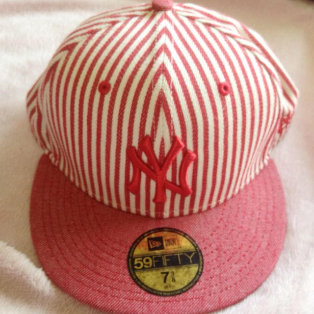 NEW ERA(ニューエラー)のNEW ERA🌟赤白ボーダーキャップ レディースの帽子(キャップ)の商品写真