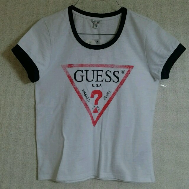 GUESS(ゲス)のGUESS　ゲス　レディース　ティーシャツ　ショート丈　 レディースのトップス(Tシャツ(半袖/袖なし))の商品写真