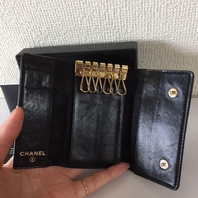 CHANEL(シャネル)の【中古】シャネル キーケース キャビアスキン 黒 6連フック キャビアスキン レディースのファッション小物(キーホルダー)の商品写真