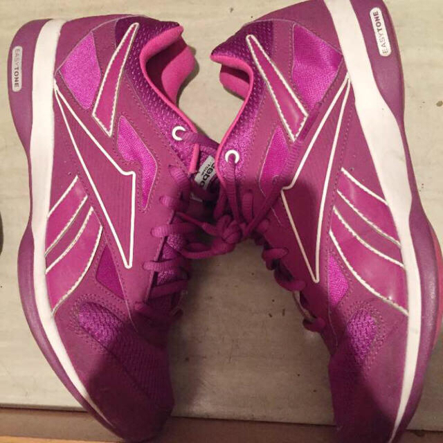 Reebok(リーボック)のリーボック イージートーン 24.5 ウォーキングシューズ 紫 パープル ピンク レディースの靴/シューズ(スニーカー)の商品写真