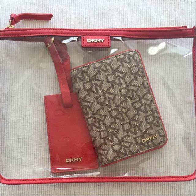 DKNY(ダナキャランニューヨーク)の【DKNY】パスポートケース(ポーチ&ラゲージタグ付き) インテリア/住まい/日用品の日用品/生活雑貨/旅行(旅行用品)の商品写真