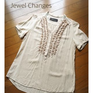 ジュエルチェンジズ(Jewel Changes)のベージュ襟元ビジューフリル付半袖シャツ(シャツ/ブラウス(半袖/袖なし))