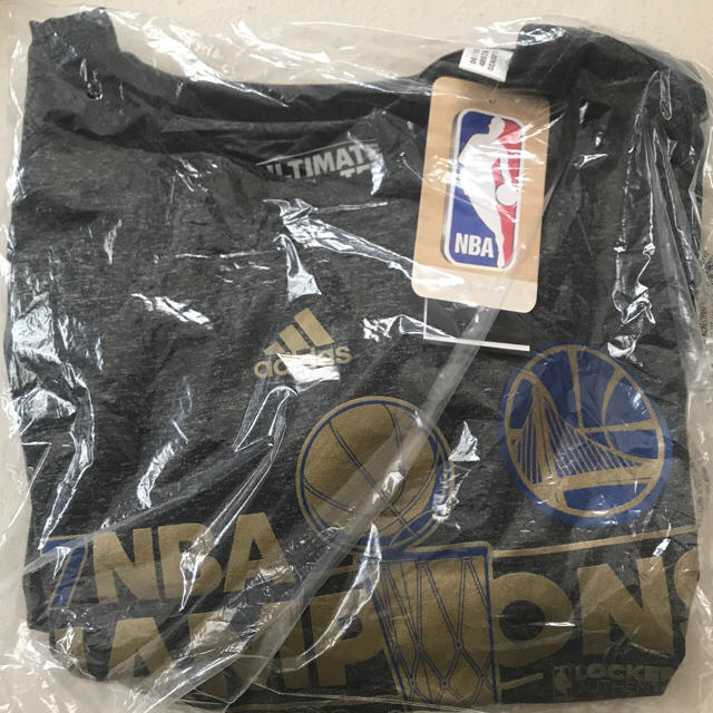 adidas(アディダス)の限定 2017 NBA チャンピオン  ウォリアーズ ロッカールーム Ｔシャツ スポーツ/アウトドアのスポーツ/アウトドア その他(バスケットボール)の商品写真