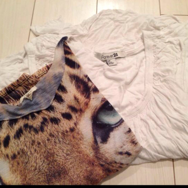 FOREVER 21(フォーエバートゥエンティーワン)のヒョウティシャツと白タンク レディースのトップス(Tシャツ(半袖/袖なし))の商品写真