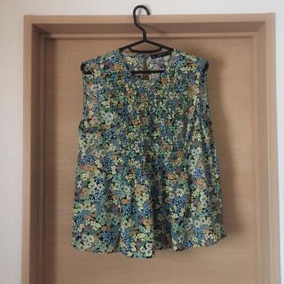 ザラ(ZARA)の【新品未使用】ZARA・花柄ブラウス(シャツ/ブラウス(半袖/袖なし))