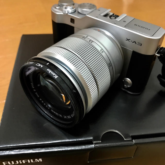 富士フイルム(フジフイルム)の富士フイルムxa-3レンズキット(5年保証,カメラバック,SDカード,初心者本付 スマホ/家電/カメラのカメラ(ミラーレス一眼)の商品写真