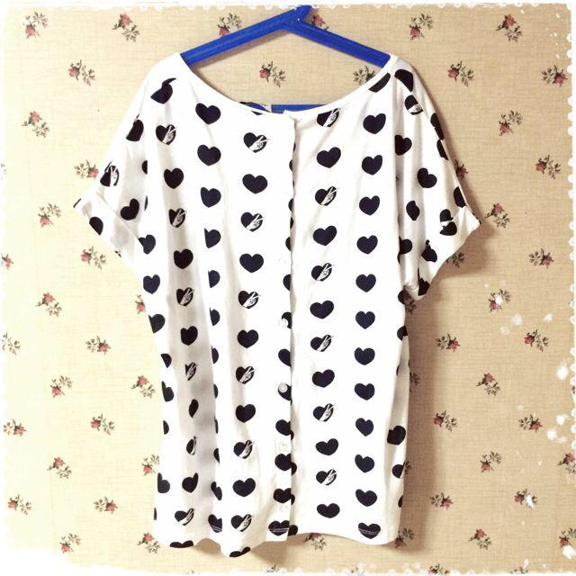 Monki(モンキ)のMONKI♡ピースTシャツ新品 レディースのトップス(Tシャツ(半袖/袖なし))の商品写真