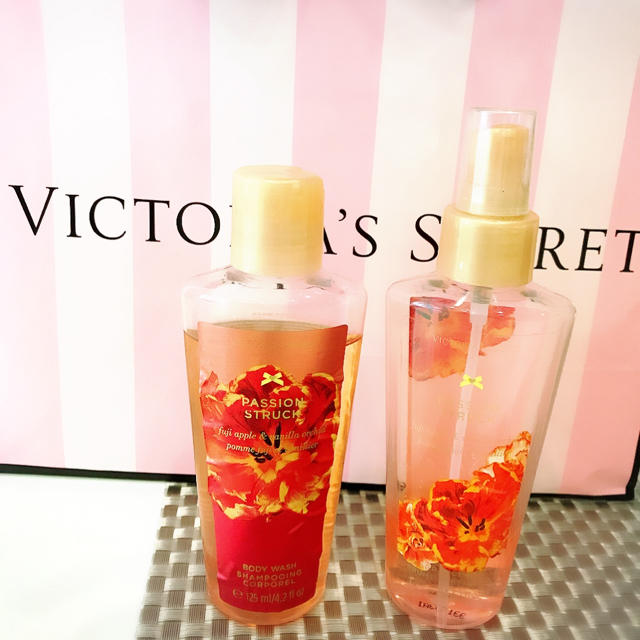 Victoria's Secret(ヴィクトリアズシークレット)のVICTORIA'S SECRETシャワージェル＋ボディミストセットビクシー コスメ/美容のボディケア(ボディソープ/石鹸)の商品写真