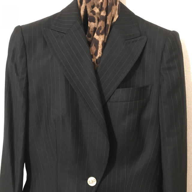 DOLCE&GABBANA(ドルチェアンドガッバーナ)の❤️美品❤️ ドルチェ&ガッパーナ パンツスーツ 黒×茶ストライプ 38 レディースのフォーマル/ドレス(スーツ)の商品写真