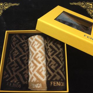 フェンディ(FENDI)のFENDIハンドタオル3枚セット箱付き☆新品(ハンカチ)