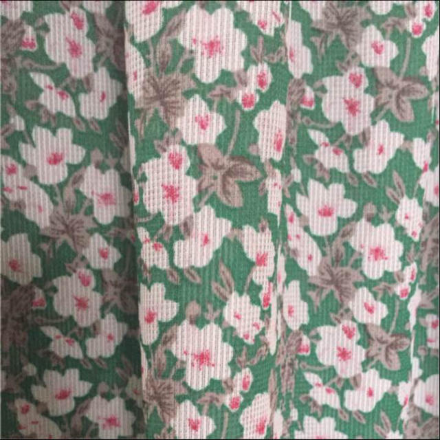 w closet(ダブルクローゼット)の今季新作 ダブルクローゼット 小花柄 シフォン ブラウス レディースのトップス(シャツ/ブラウス(半袖/袖なし))の商品写真