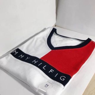 トミーヒルフィガー(TOMMY HILFIGER)のトミーTOMMY HILFIGERホワイトVネックTシャツMメンズ　新品(Tシャツ/カットソー(半袖/袖なし))