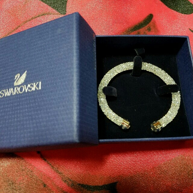 SWAROVSKI(スワロフスキー)の＊新品！SWAROVSKI Crystaldust バングル＊ レディースのアクセサリー(ブレスレット/バングル)の商品写真