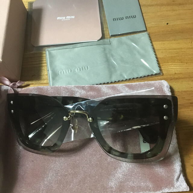 miumiu(ミュウミュウ)のmiumiu サングラス レディースのファッション小物(サングラス/メガネ)の商品写真