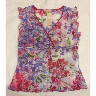 フォーエバートゥエンティーワン(FOREVER 21)の花柄トップス カットソー 白地  FOREVER21(カットソー(半袖/袖なし))