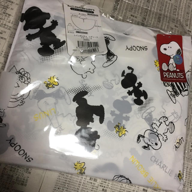 SNOOPY(スヌーピー)の新品♡ スヌーピー レインポンチョ カッパ 雨合羽 レディースのファッション小物(レインコート)の商品写真