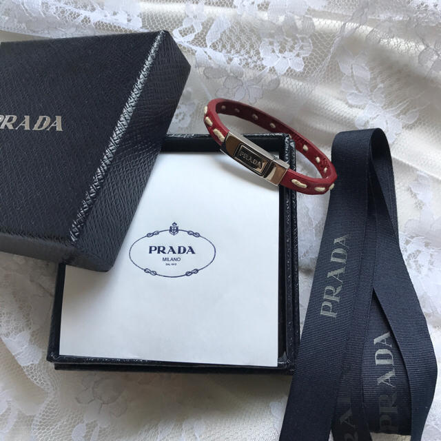 PRADA(プラダ)のレザーブレスレット レディースのアクセサリー(ブレスレット/バングル)の商品写真