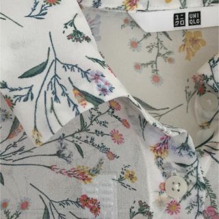 ユニクロ(UNIQLO)の値下げ 新品未使用 クーラー対策に 白 花柄 リバティ シフォン ブラウス (シャツ/ブラウス(長袖/七分))