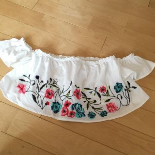 ベルシュカ(Bershka)の花柄刺繍 オフショル(シャツ/ブラウス(半袖/袖なし))