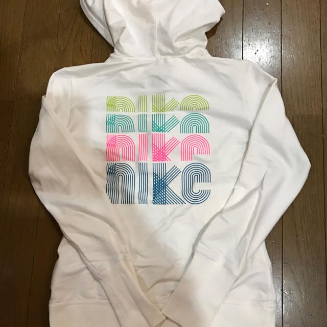 NIKE(ナイキ)のゆうた様専用    NIKI  パーカー レディースのトップス(パーカー)の商品写真