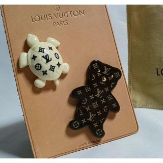 ルイヴィトン(LOUIS VUITTON)の正規美品 限定 ルイヴィトン モノグラム LVロゴ カメ×ベア ブローチ セット(ブローチ/コサージュ)