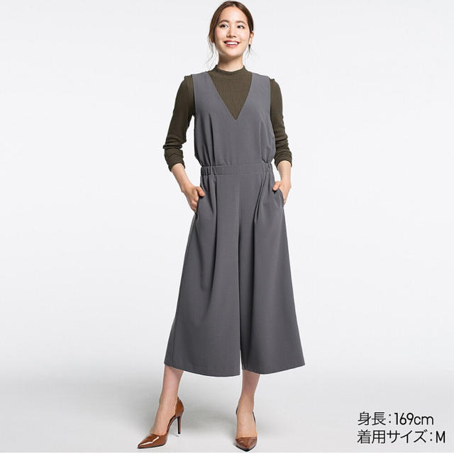 UNIQLO(ユニクロ)の新品♡UNIQLO Ｖネック サロペット レディースのパンツ(サロペット/オーバーオール)の商品写真