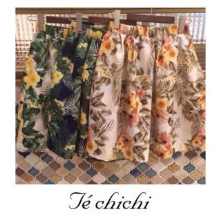 テチチ(Techichi)のTe chichi♡新品♡ボタニカル柄スカート♡ハワイアン(ひざ丈スカート)