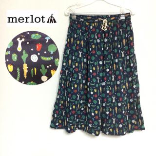 メルロー(merlot)のメルロー おやさい柄スカート ＊ネイビー(ひざ丈スカート)