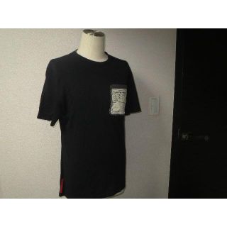 プラダ(PRADA)の●プラダスポーツ限定アートデザイン黒ダメージワッペンTシャツ赤タグ●良美品↑(Tシャツ/カットソー(半袖/袖なし))